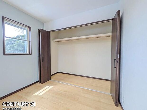 4.5帖洋室のクローゼットです♪丈の長いコートやお子様の制服、スーツなど収納でき、お洋服選びが楽しくなりますね♪