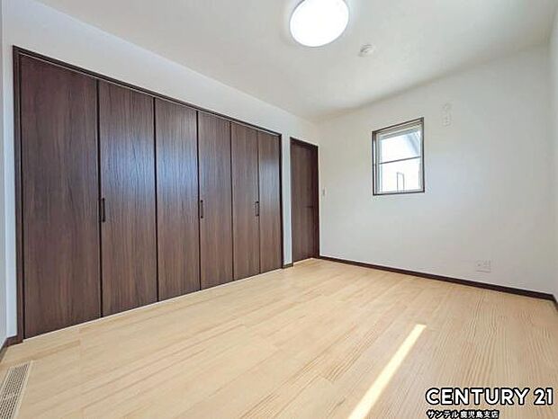 6帖の洋室です♪大きな寝具などを置いてもゆとりがあります♪しっかり日が差し込みますので気持ちの良い目覚めができる素敵な洋室になります♪