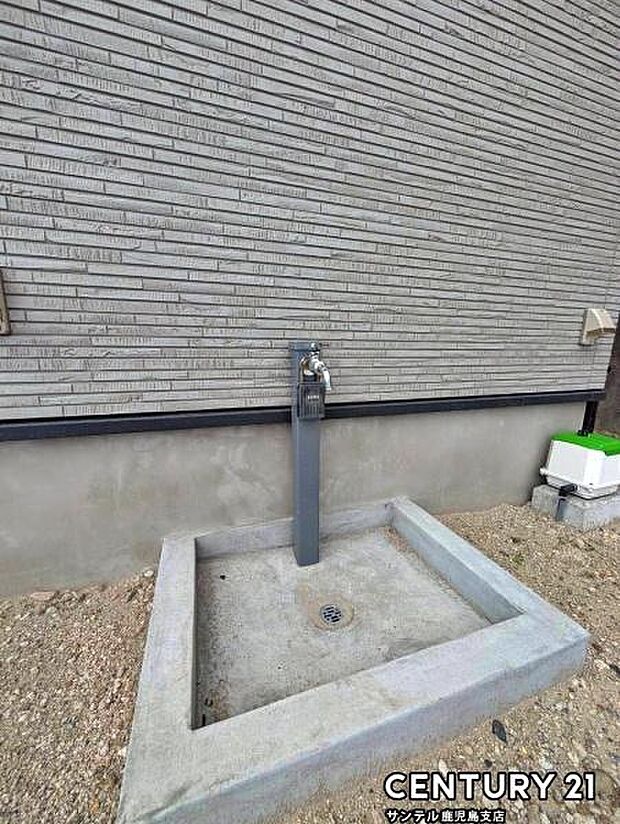 洗車やお掃除に利用できる屋外立水栓です♪特にお車は、降灰した後にすぐに洗い流せます！