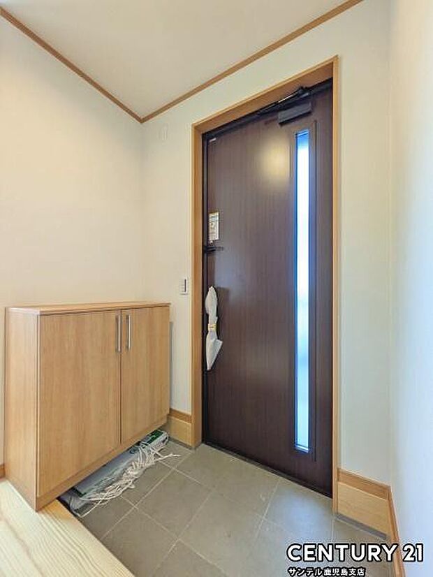 ご新居への出入り口になる明るて広い玄関は、たくさんの靴を収納できるシューズボックスが付いております♪いつも清潔感のあるすっきりとした玄関スペースを確保できますよ♪