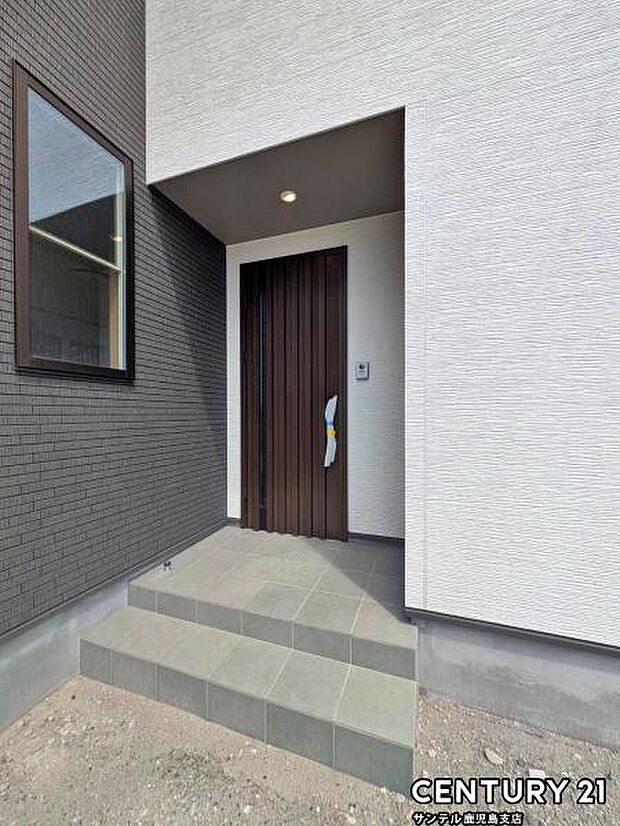 セキュリティ面でも安心なダブルロックドア玄関です♪屋根があるので、ちょっとした雨の日でも焦ることなく鍵や傘の開け閉めができます♪