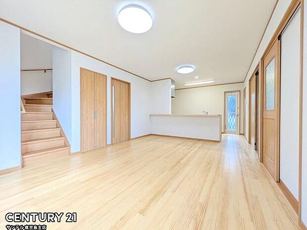 16帖のリビングです♪カウンターキッチンからリビングにいるご家族やお子様の様子が見えるので、コミュニケーションがとりながら、ご家族の大切な時間を共有できるリビングスペースです♪