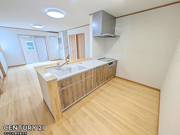 シンプルで使いやすい設計のキッチン♪そしてカウンターキッチンなので、リビングにいるご家族と会話を楽しみながらお料理ができます♪標準で食洗機付いています！