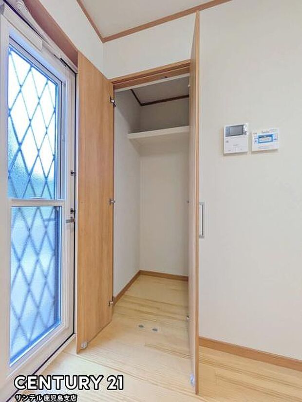 キッチンにあるパントリーです♪食器類も収納出来、調味料やレトルト食品なども保管出来る便利な作りとなっています！