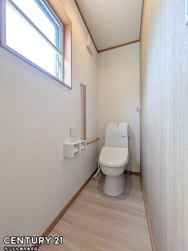 1階のウォシュレットが付いた広々として落ち着いた空間のお手洗いになります♪