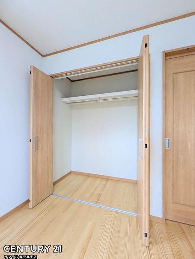 6帖洋室のクローゼットです♪丈の長いコートやお子様の制服、スーツなど収納でき、お洋服選びが楽しくなりますね♪