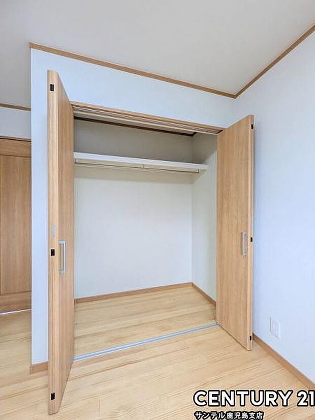 5帖洋室のクローゼットです♪丈の長いコートやお子様の制服、スーツなど収納でき、お洋服選びが楽しくなりますね♪