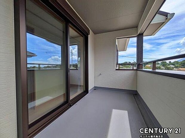 ぽかぽかした天気の良い日は、洗濯物を外で干すことが出来ます♪水栓も付いているので、バルコニーのお掃除もできちゃいます！