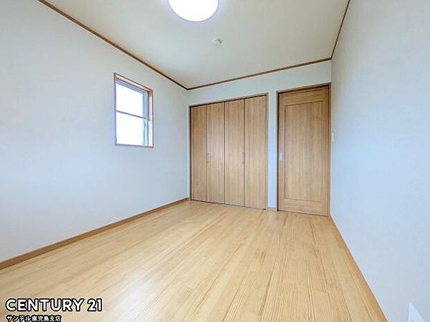 6帖の洋室です♪大きな寝具などを置いてもゆとりがあります♪しっかり日が差し込みますので気持ちの良い目覚めができる素敵な洋室になります♪