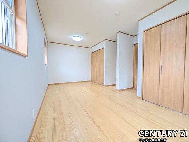 5帖＋5帖の洋室です♪仕切りを付けて分けて使うことも出来ます！合わせて使うと10帖の広々洋室になります♪子供部屋にも十分使える仕様の洋室になっております！