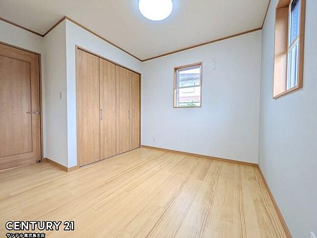 5帖の洋室です♪しっかり日が差し込みますので気持ちの良い目覚めができる素敵な洋室になります♪子供部屋にも十分使える仕様の洋室になっております♪