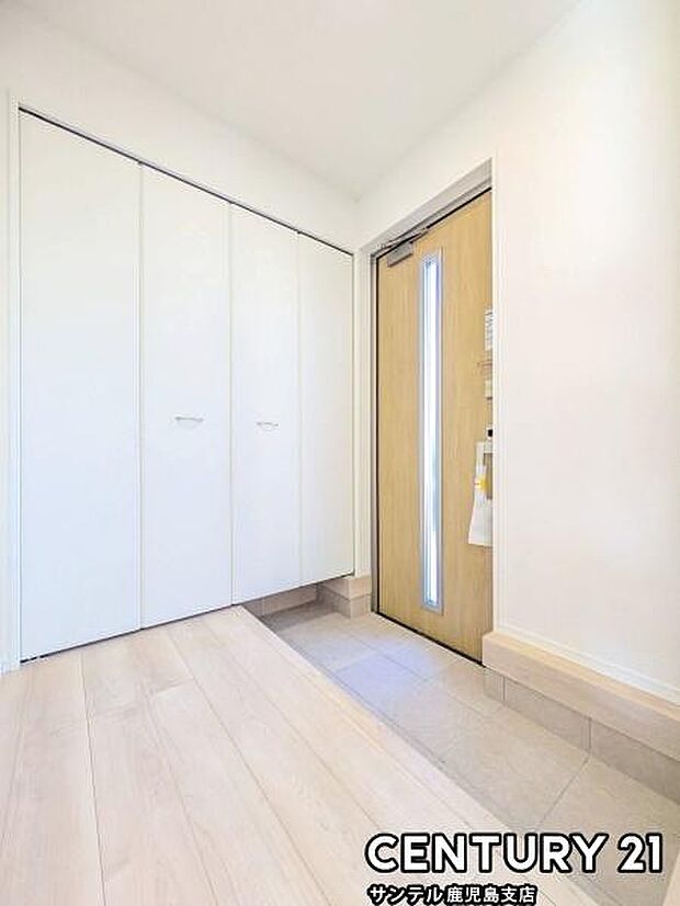 ご新居への出入り口になる明るい玄関には、たくさんの靴を収納できるシューズボックスが付いております♪いつも清潔感のあるすっきりとした玄関スペースを確保できますよ♪