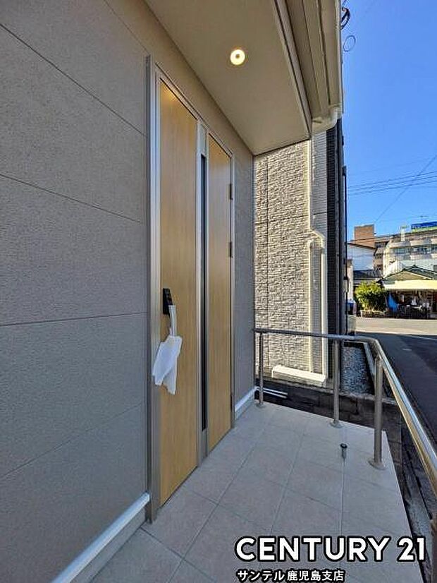 セキュリティ面でも安心なダブルロックドア玄関です♪屋根があるので、ちょっとした雨の日でも焦ることなく鍵や傘の開け閉めができます♪