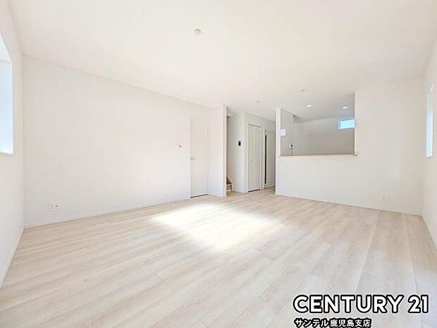 17.25帖の広々としたリビング♪カウンターキッチンからリビングにいるご家族やお子様の様子が見えるので、コミュニケーションがとりながら、ご家族の大切な時間を共有できるリビングスペースです♪