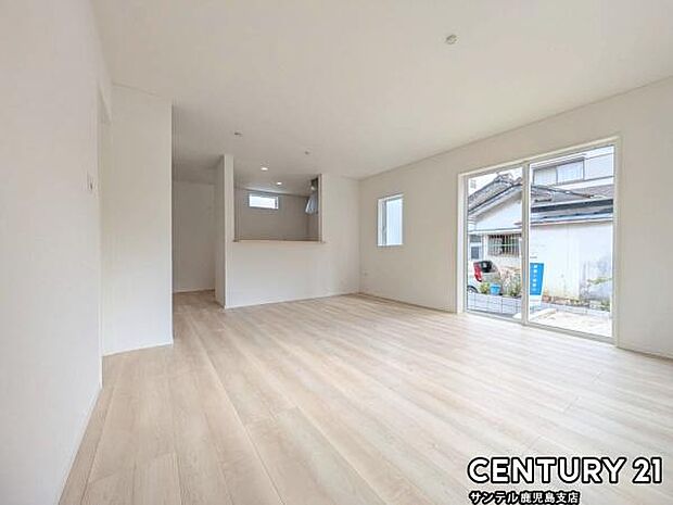 17.25帖の広々としたリビング♪カウンターキッチンからリビングにいるご家族やお子様の様子が見えるので、コミュニケーションがとりながら、ご家族の大切な時間を共有できるリビングスペースです♪