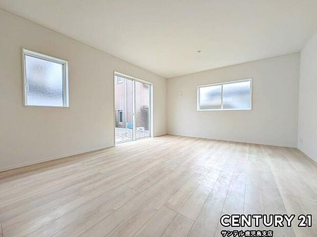 17.25帖のリビングです♪明るく、落ち着きのあるリビング♪ダイニングスペースも含めてゆとりのあるスペースで、ご家族でお食事や団らんしたり、ゆったりとしたご家族の時間を過ごせます♪