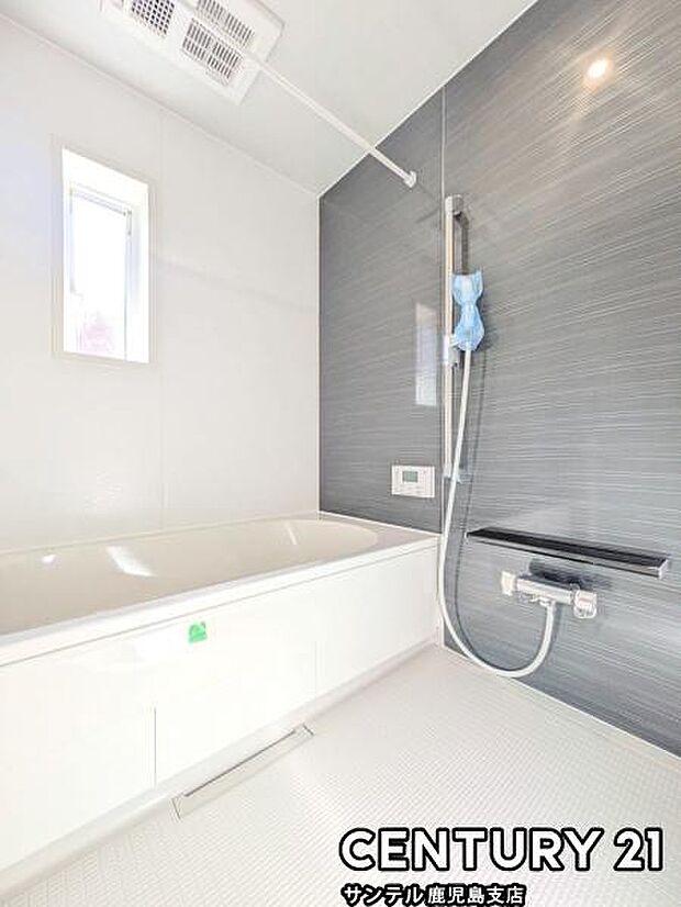 1日の疲れもゆっくり取ることのできる広々とした1坪タイプのシステムバス♪浴室乾燥、涼風、暖房、換気システムが付いておりますので、快適なバスタイムを過ごせます♪