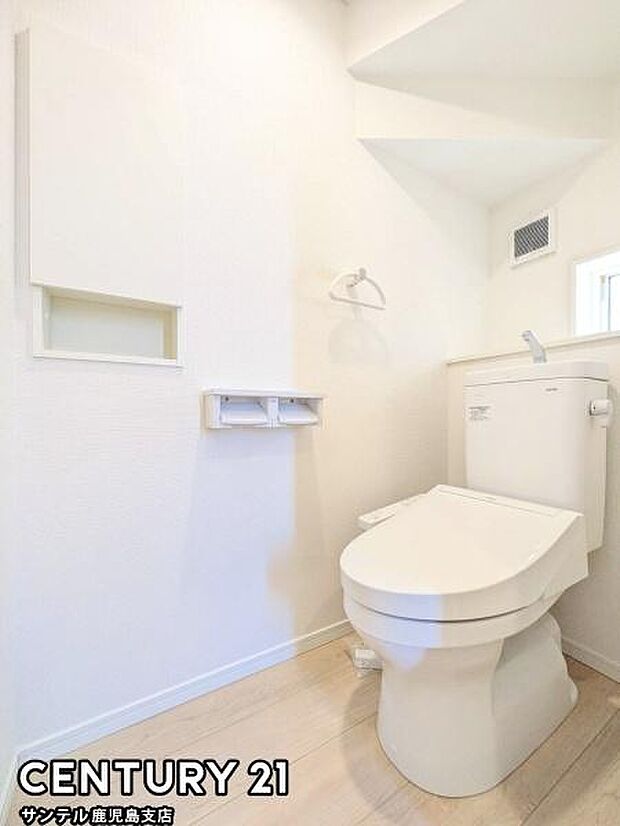 1階のウォシュレットが付いた落ち着いた空間のお手洗いになります♪