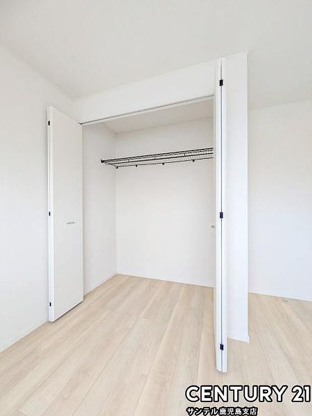 6帖洋室のクローゼットです♪丈の長いコートやお子様の制服、スーツなど収納でき、お洋服選びが楽しくなりますね♪