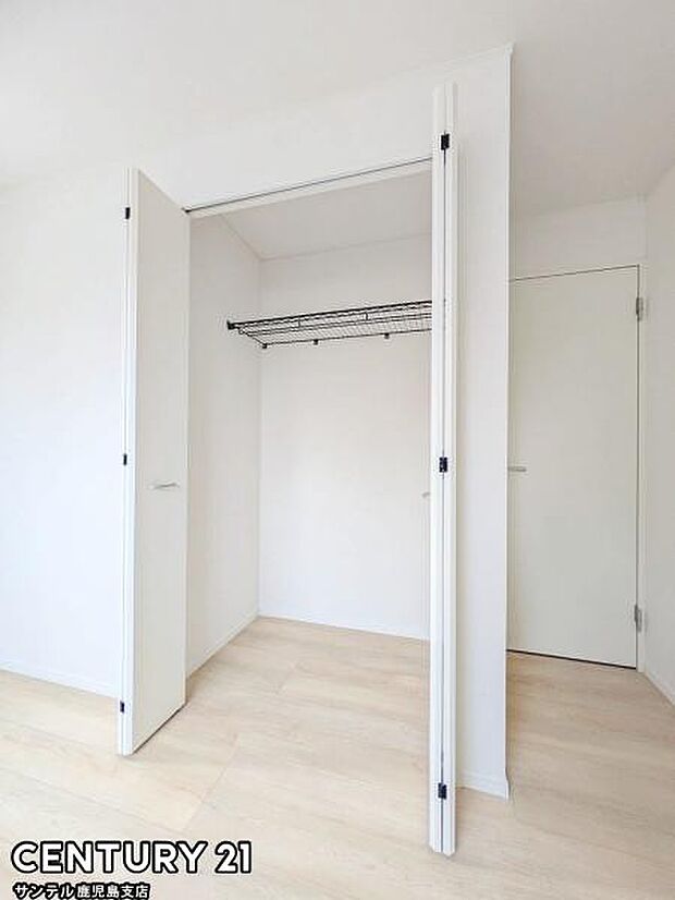 5.5帖洋室のクローゼットです♪丈の長いコートやお子様の制服、スーツなど収納でき、お洋服選びが楽しくなりますね♪