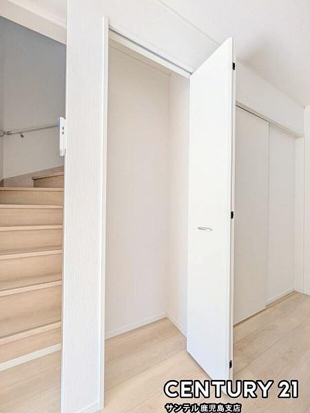 リビングには、掃除道具や消耗品を収納できる収納がついています♪