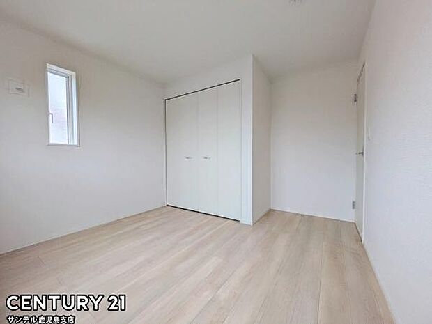 6帖の洋室です♪しっかり日が差し込みますので気持ちの良い目覚めができる素敵な洋室になります♪クローゼット収納も完備しております！