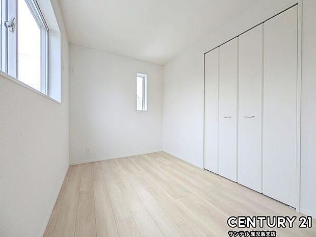 5.5帖の洋室です♪しっかり日が差し込みますので気持ちの良い目覚めができる素敵な洋室になります♪クローゼット収納も完備しております！