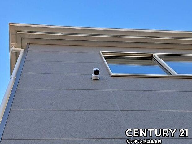 スマホアプリでいつでもどこでも確認できる防犯カメラ♪夜間は赤外線LEDで撮影、マイク付きで通話や録画でき、セキュリティー面も安心です♪