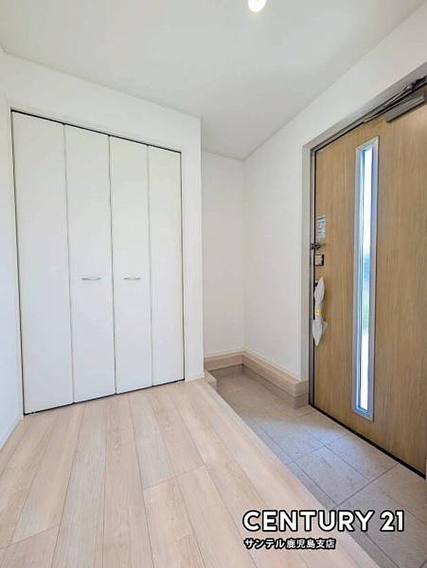 ご新居への出入り口になる明るい玄関には、たくさんの靴を収納できるシューズボックスが付いております♪いつも清潔感のあるすっきりとした玄関スペースを確保できますよ♪