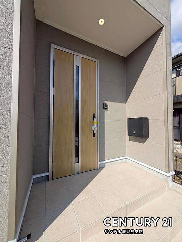 便利なスマートキー対応タイプでセキュリティ面でも安心なダブルロックドア玄関です♪屋根があるので、ちょっとした雨の日でも焦ることなく鍵や傘の開け閉めができます♪