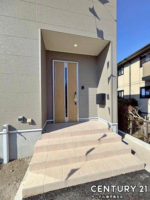便利なスマートキー対応タイプでセキュリティ面でも安心なダブルロックドア玄関です♪屋根があるので、ちょっとした雨の日でも焦ることなく鍵や傘の開け閉めができます♪