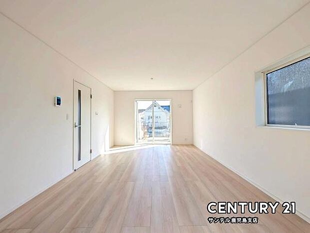 17帖のリビングです♪明るく、落ち着きのあるリビング♪ダイニングスペースも含めてゆとりのあるスペースで、ご家族でお食事や団らんしたり、ゆったりとしたご家族の時間を過ごせます♪