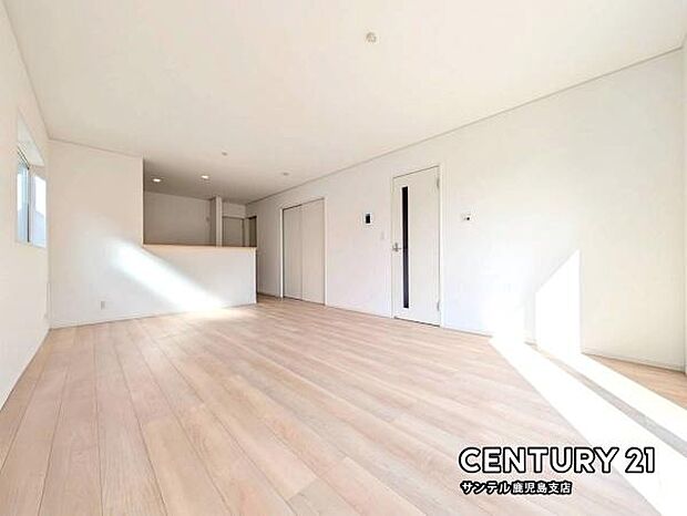 17帖の広々としたリビング♪(キッチン含む)カウンターキッチンからリビングにいるご家族やお子様の様子が見えるので、コミュニケーションがとりながらご家族の大切な時間を共有できるリビングスペースです♪