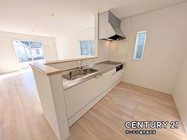 シンプルで使いやすい設計のシステムキッチン♪そしてカウンターキッチンなので、リビングいるご家族と会話を楽しみながらお料理ができます♪オプションで食洗器を付けることができます♪