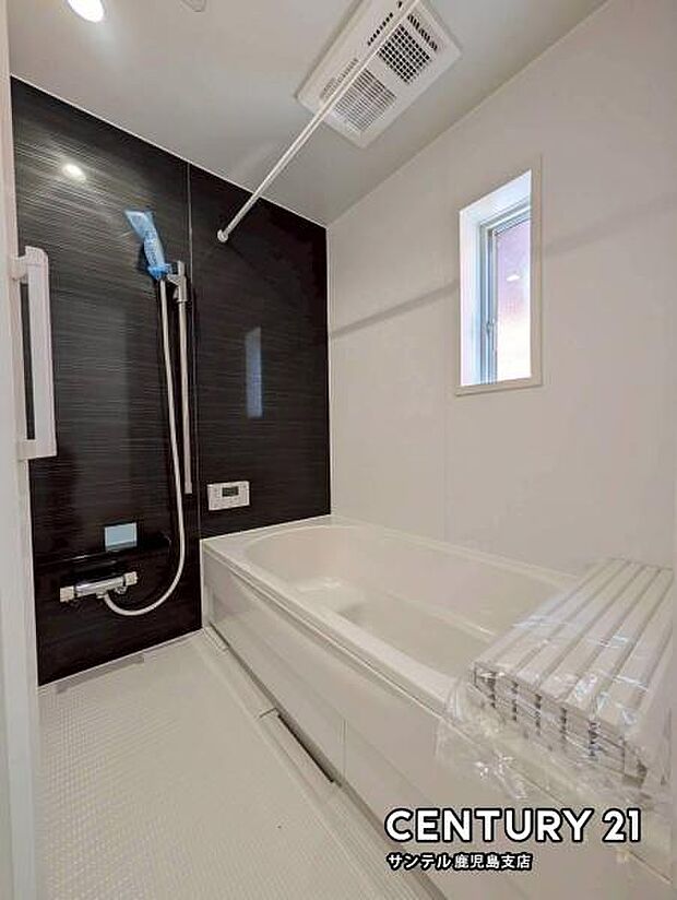 1日の疲れもゆっくり取ることのできる広々とした1坪タイプのシステムバス♪開閉可能な窓付きです!浴室乾燥、涼風、暖房、換気システムが付いておりますので、快適なバスタイムを過ごせます♪