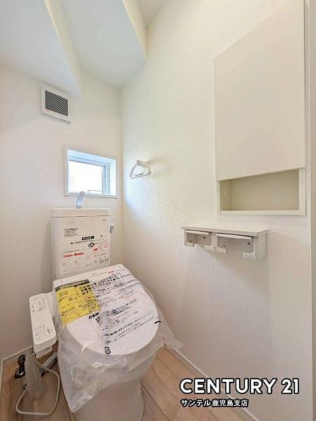 1階のウォシュレットが付いた落ち着いた空間のお手洗いになります♪