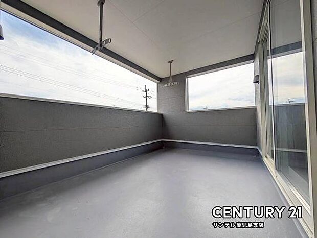 ぽかぽかした天気の良い日はバルコニーで洗濯物を外で干すことが出来ます♪インナーバルコニータイプの為、突然の雨から洗濯物を守ってくれます(^^♪