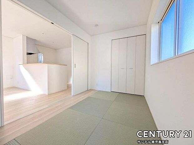 5帖の和室です♪リビング横に和室があることで和と洋の雰囲気を味わえ素敵な空間を演出でき、お子様の遊び部屋や客間としても利用できます♪