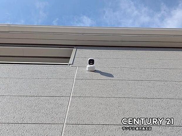 スマホアプリでいつでもどこでも確認できる防犯カメラ♪夜間は赤外線LEDで撮影、マイク付きで通話や録画でき、セキュリティー面も安心です♪