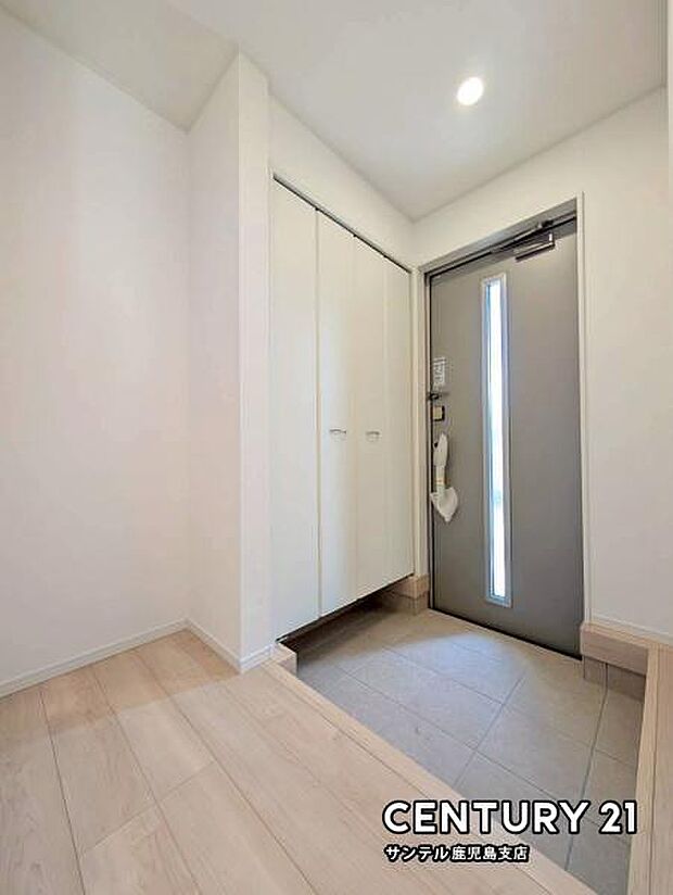 ご新居への出入り口になる明るい玄関には、たくさんの靴を収納できるシューズボックスが付いております♪いつも清潔感のあるすっきりとした玄関スペースを確保できますよ♪