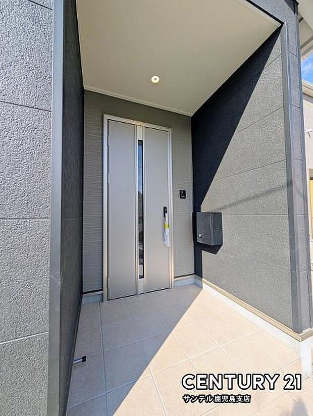 便利なスマートキー対応タイプでセキュリティ面でも安心なダブルロックドア玄関です♪屋根があるので、ちょっとした雨の日でも焦ることなく鍵や傘の開け閉めができます♪