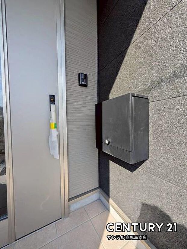 ダイヤルロック付きのポストで安心♪雨でも濡れにくい仕様になっております♪