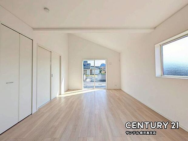 16.5帖のリビングです♪明るく、落ち着きのあるリビング♪ダイニングスペースも含めてゆとりのあるスペースで、ご家族でお食事や団らんしたり、ゆったりとしたご家族の時間を過ごせます♪