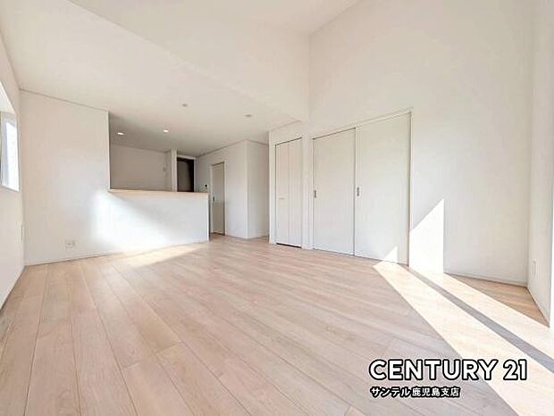 16.5帖の広々としたリビング♪(キッチン含む)カウンターキッチンからリビングにいるご家族やお子様の様子が見えるので、コミュニケーションがとりながらご家族の大切な時間を共有できるリビングスペースです♪