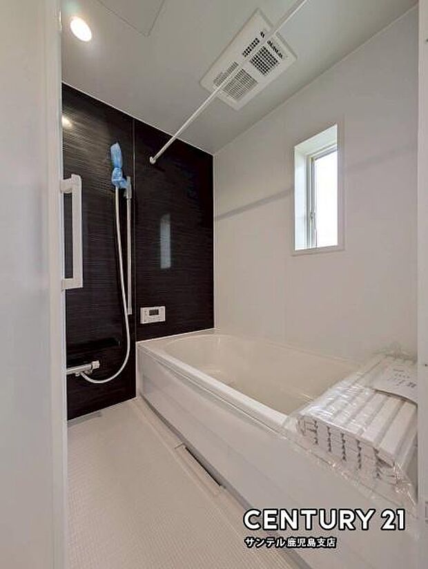 1日の疲れもゆっくり取ることのできる広々とした1坪タイプのシステムバス♪開閉可能な窓付きです！浴室乾燥、涼風、暖房、換気システムが付いておりますので、快適なバスタイムを過ごせます♪