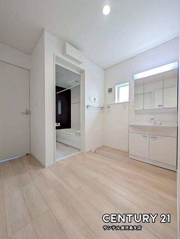 清潔感のある洗面脱衣所♪開閉可能な窓付きです！洗面台は、三面鏡の裏も収納スペースが付いており、水栓は便利なシャワーヘッドとなっております♪