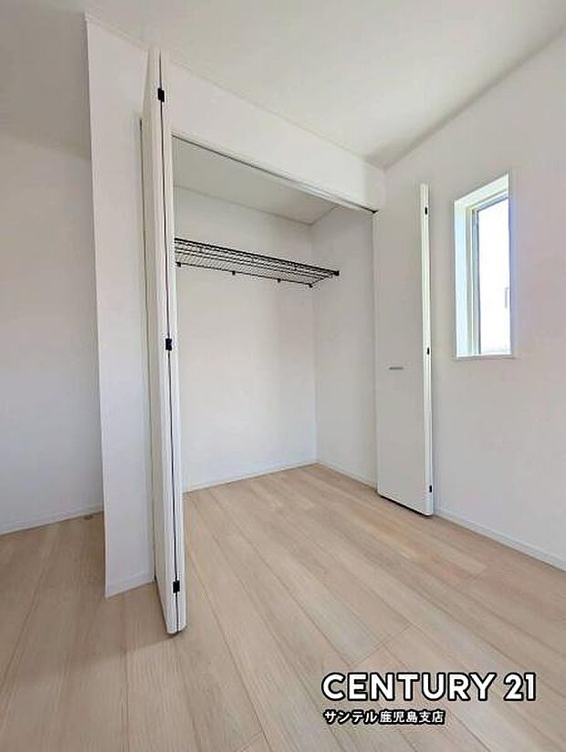 6.5帖の洋室のクローゼット収納です！お洋服が多くても安心の収納力です！