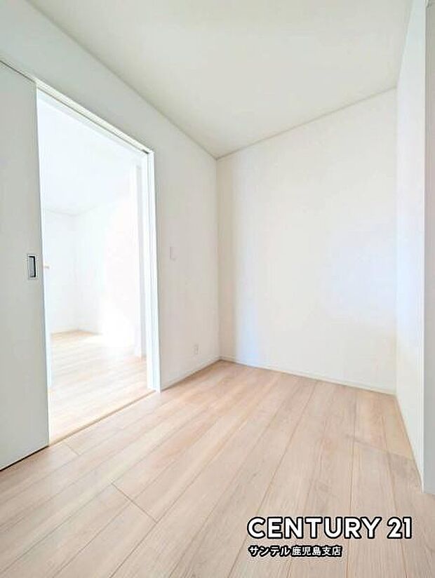 リビングと洗面所を繋ぐ3帖の収納スペースになります♪ファミリークロークとして利用しても良いですね♪