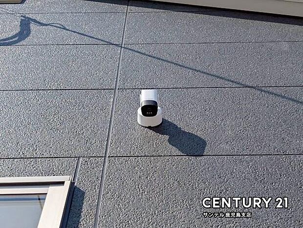 スマホアプリでいつでもどこでも確認できる防犯カメラ♪夜間は赤外線LEDで撮影、マイク付きで通話や録画でき、セキュリティー面も安心です♪