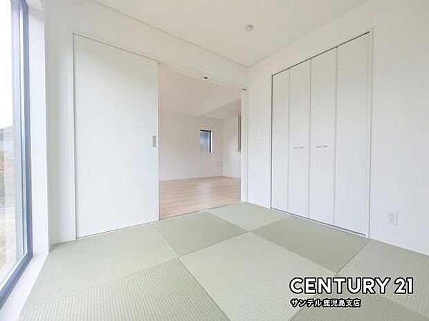 (同仕様モデル写真)4.5帖の和室です♪リビング横に和室があることで和と洋の雰囲気を味わえ素敵な空間を演出でき、お子様の遊び部屋や客間としても利用できます♪